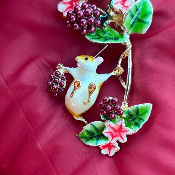 Brand New Whimsical Woodland Field Mouse Raspberry Vine Floral Brooch Enamel Pin - Picture 7 of 12